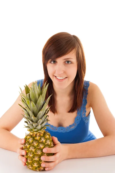 Den unga kvinnan med en stor ananas — Stockfoto