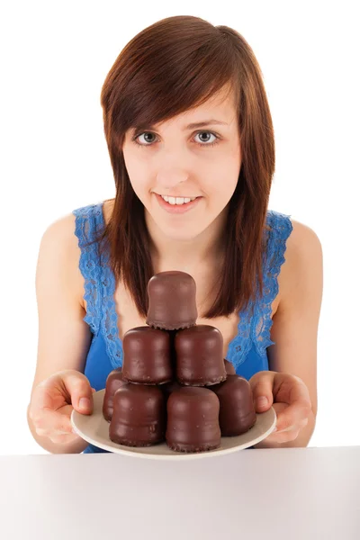 Den unga kvinnan med en tallrik full av choklad marshmallow — Stockfoto