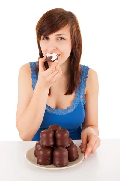 A jovem com um prato cheio de chocolate marshmallow — Fotografia de Stock