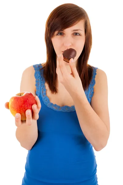 La giovane donna sta scegliendo tra sano e malsano — Foto Stock