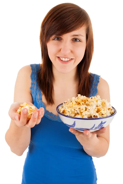 La joven con un tazón de palomitas de maíz — Foto de Stock