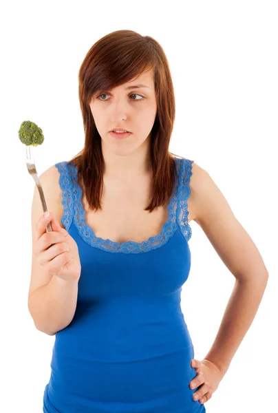 Den unga kvinnan med en bit broccoli på hennes gaffel — Stockfoto