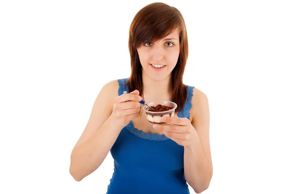 La joven está comiendo postre de una taza. — Foto de Stock