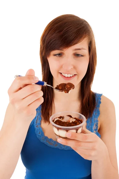 Den unga kvinnan äter dessert från en kopp — Stockfoto