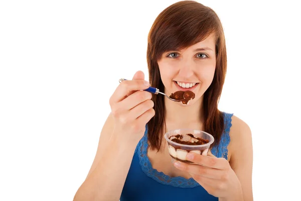 若い女性は、カップからデザートを食べています。 — ストック写真
