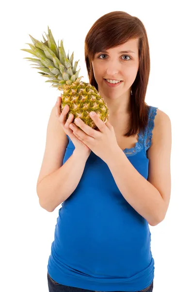 Den unga kvinnan med en stor ananas — Stockfoto