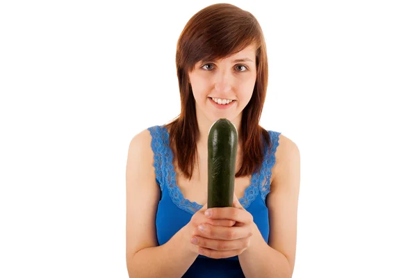 Den unga kvinnan har en zucchini i händerna若い女性は彼女の手にはズッキーニ — ストック写真