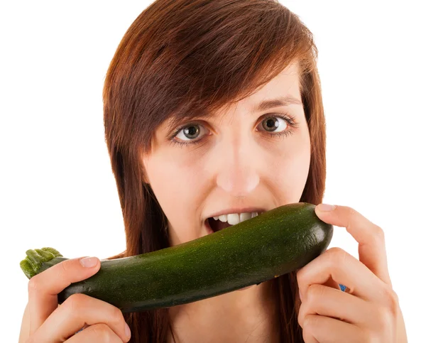 La jeune femme a une courgette dans les mains — Photo