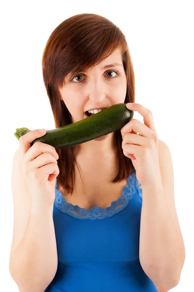 Den unga kvinnan har en zucchini i händerna若い女性は彼女の手にはズッキーニ — Stockfoto