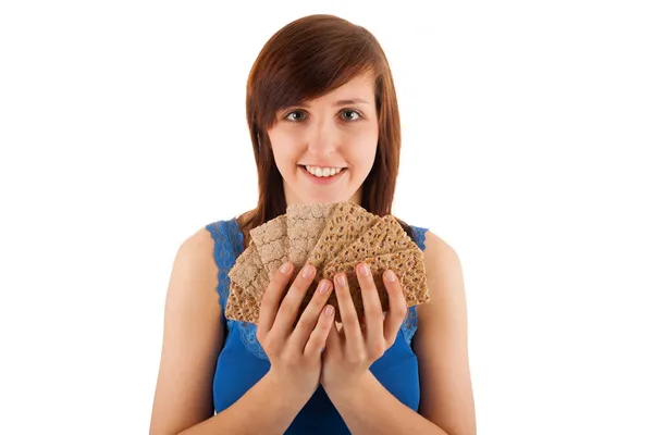 De jonge vrouw met scherpe brood in haar handen — Stockfoto