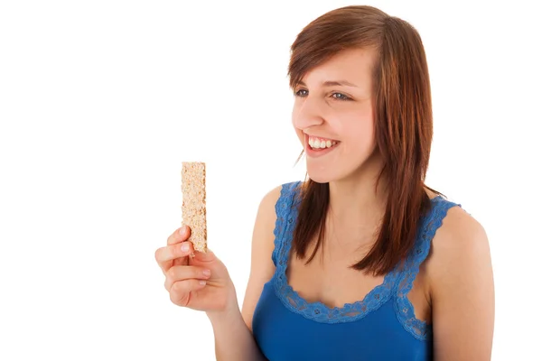 Den unga kvinnan med knäckebröd i hennes händer — Stockfoto