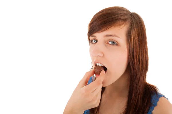 La jeune femme mange du chocolat avec plaisir — Photo