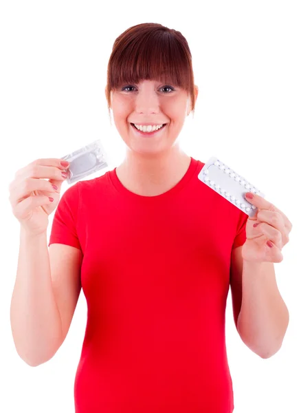 De jonge vrouw is het kiezen van anticonceptie — Stockfoto