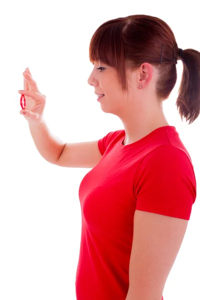 De jonge vrouw voorkomt met condooms — Stockfoto