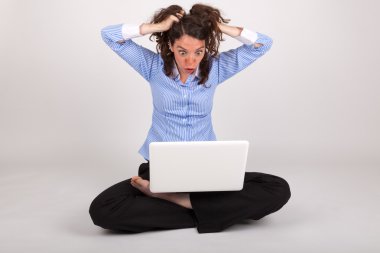 genç iş kadını onu laptop ile çalışma