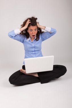 genç iş kadını onu laptop ile çalışma