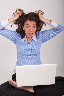 genç iş kadını onu laptop ile çalışma