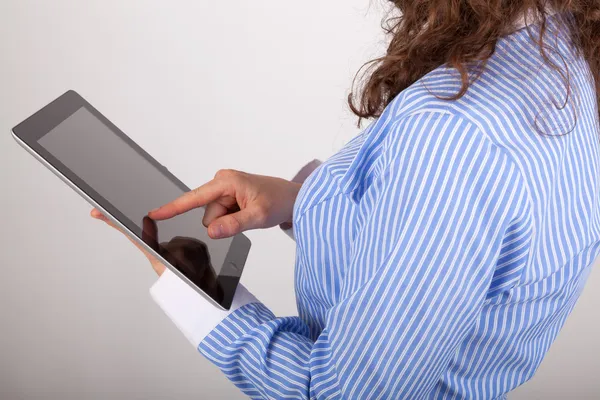 La joven empresaria está trabajando con su tableta — Foto de Stock