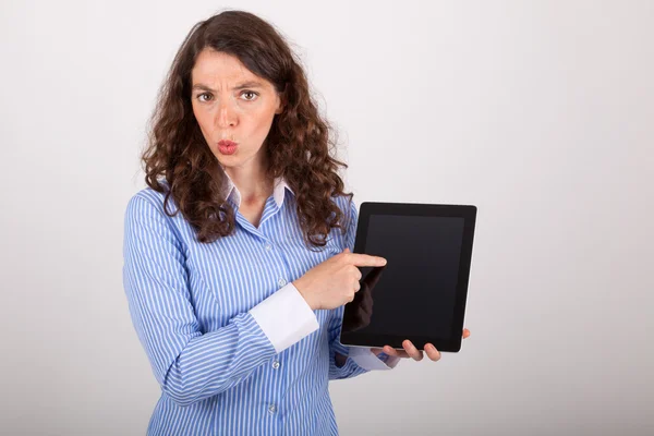 A jovem mulher de negócios está trabalhando com seu tablet — Fotografia de Stock