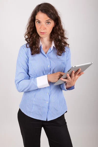 La giovane donna d'affari sta lavorando con il suo tablet — Foto Stock