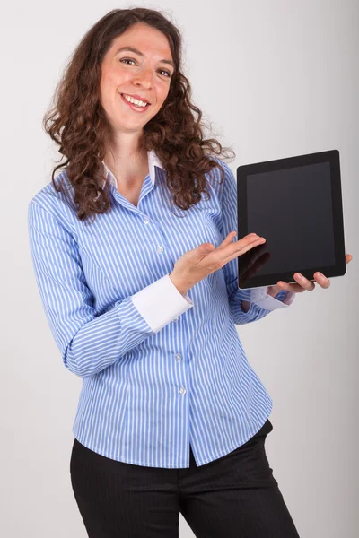 La joven empresaria está trabajando con su tableta — Foto de Stock