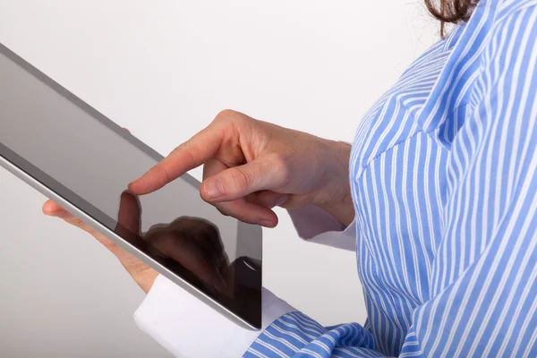La joven empresaria está trabajando con su tableta —  Fotos de Stock