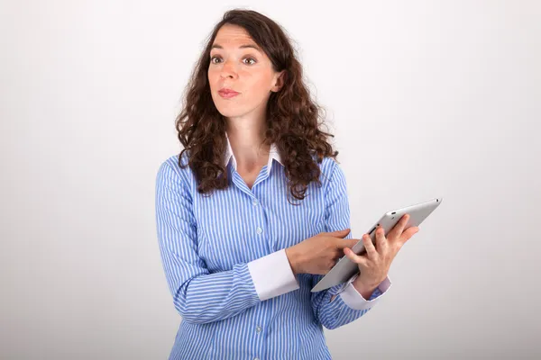 De jonge zakenvrouw werkt met haar tablet — Stockfoto