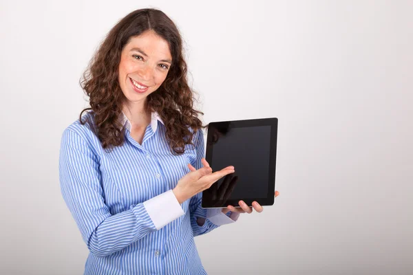 De jonge zakenvrouw werkt met haar tablet — Stockfoto
