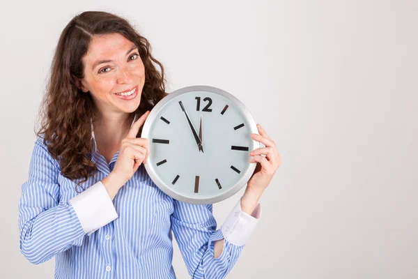 Молода бізнес-леді тримає великий годинник в руках — стокове фото