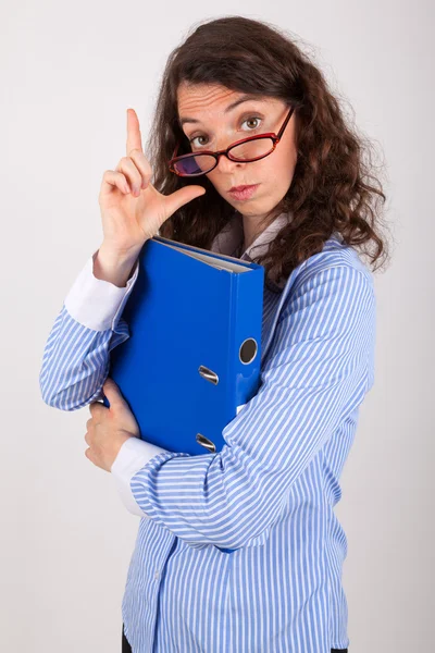 The young business woman is holding a file in her hands — Stock Photo, Image