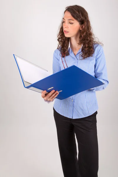 The young business woman is reading in a file — Stock Photo, Image