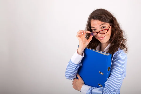 The young business woman is holding a file in her hands — Stock Photo, Image