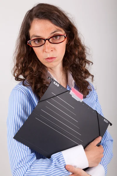 The young business woman is holding a file in her hands — Stock Photo, Image