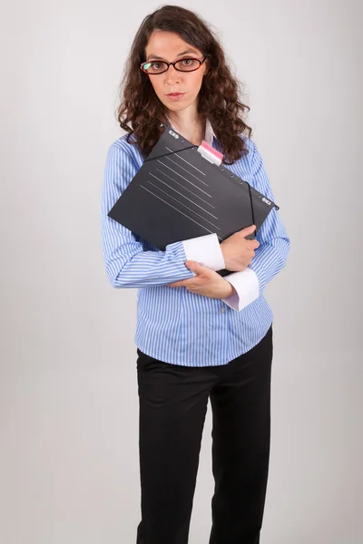 若いビジネス女性は彼女の手の中のファイルを保持しています。 — ストック写真