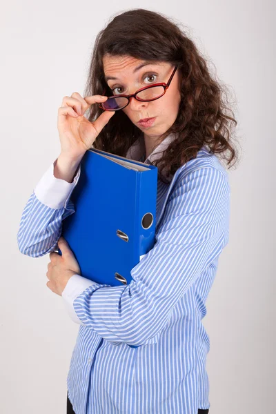 De jonge zakenvrouw houdt een bestand in haar handen — Stockfoto