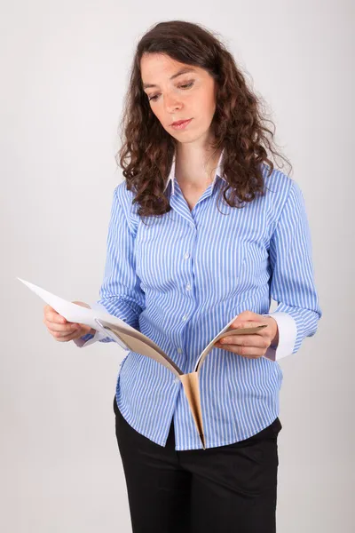 La joven empresaria está leyendo en un disco — Foto de Stock