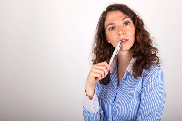 The young business woman standing in front of the camera — Stock Photo, Image