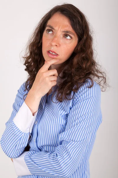 De jonge bedrijf vrouw stond voor de camera — Stockfoto