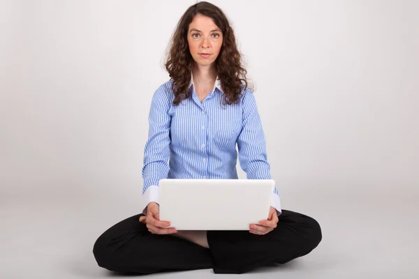 A fiatal üzleti nő dolgozik rajta laptop — Stock Fotó