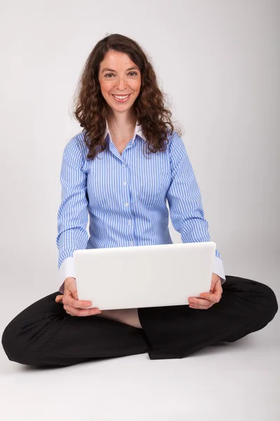 La jeune femme d'affaires travaille avec son ordinateur portable — Photo