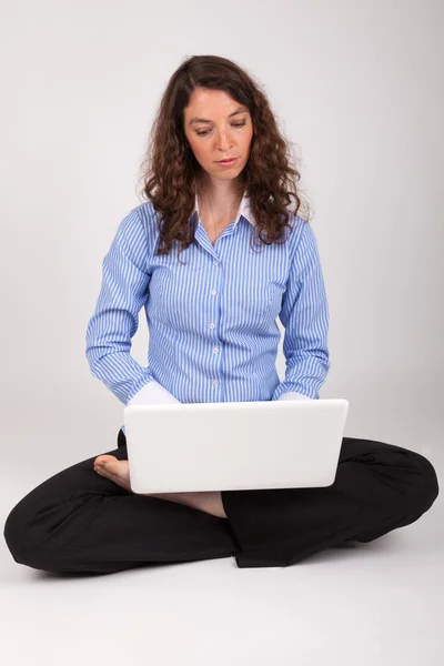 Die junge Geschäftsfrau arbeitet mit ihrem Laptop — Stockfoto