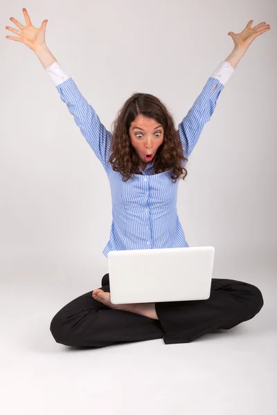 La jeune femme d'affaires travaille avec son ordinateur portable — Photo