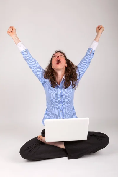 Den unga affärskvinna arbetar med sin laptop — Stockfoto