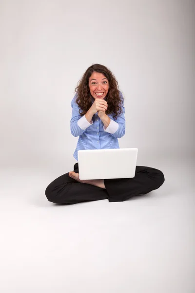 Die junge Geschäftsfrau arbeitet mit ihrem Laptop — Stockfoto