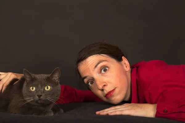 The young woman is cuddling with her cat — Stock Photo, Image