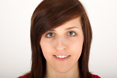 genç bir kadın mutlu kameraya bakıyor