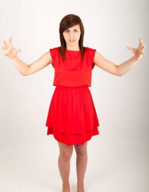 genç bir kadın kamera önünde sinirli duruyor