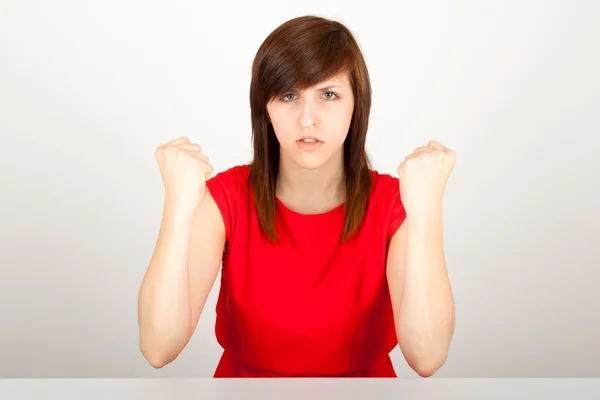 The young woman is angrily sitting at the table — Stock Photo, Image