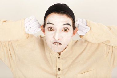 Palyaço bir kamera önünde duran ve bir surat