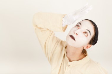 Palyaço bir kamera önünde duran ve bir surat